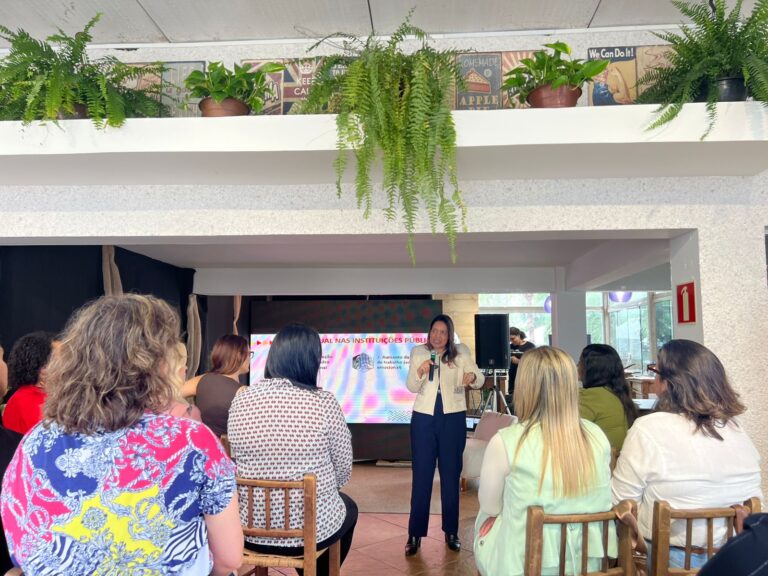 Fórum das primeiras-damas debate educação e treinamento de equipes.