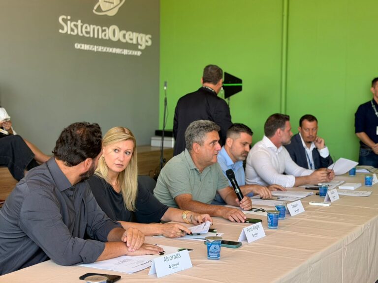 Encontro de prefeitos da Granpal debate saúde no RS.